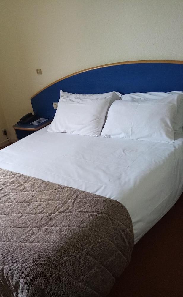 Cit'Hotel Les Alizés Limoges Esterno foto